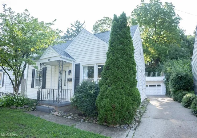 Photo 2 of Sale Pending at 1217 Gorge Blvd, Akron, OH 44310 | MLS# 5239076 | Listing updated on 2026-09-04