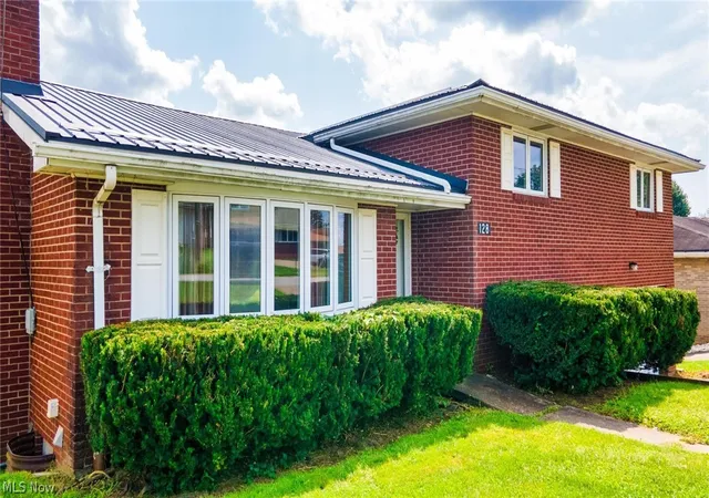 Photo 3 of Single family home for sale at 128 Grandview Dr, Wintersville, OH 43953 | MLS# 5238023 | Listing updated on 2026-09-21
