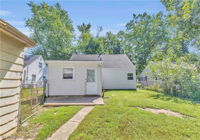 Photo 3 of Sale Pending at 2855 Lincoln St, Lorain, OH 44052 | MLS# 5237226 | Listing updated on 2026-10-07