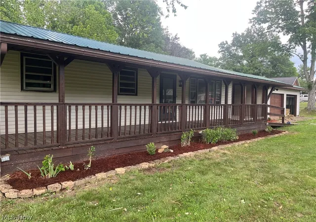 Photo 3 of Single family home for sale at 950 Federal Rd, Little Hocking, OH 45742 | MLS# 5239425 | Listing updated on 2026-10-06