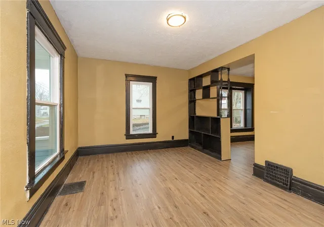 Photo 2 of Sale Pending at 258 Oberlin Ct, Akron, OH 44311 | MLS# 5239485 | Listing updated on 2026-09-08