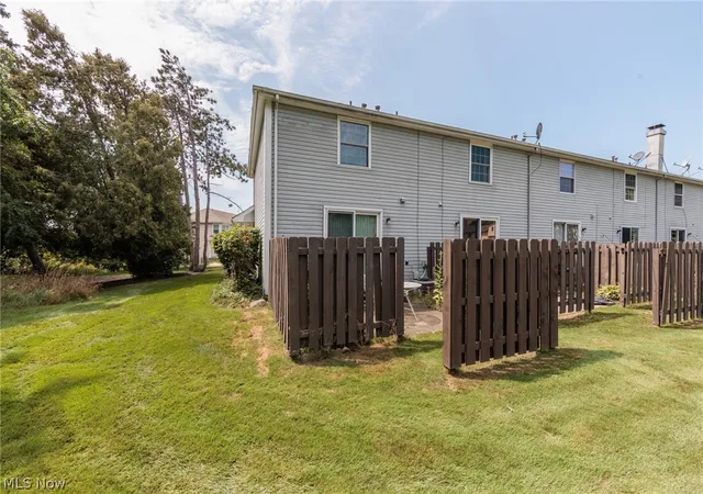 Listing Photo 2 - Condo for sale in building located at 1190 Brookline Pl, Willoughby, OH 44094 - Unit #A