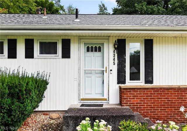 Photo 2 of Single family home for sale at 4345 Stoneybrook Dr Se, Warren, OH 44484 | MLS# 5239536 | Listing updated on 2026-09-07