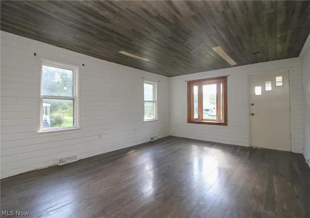 Photo 3 of Single family home for sale at 4484 Nutwood Ave Nw, Warren, OH 44483 | MLS# 5239675 | Listing updated on 2026-09-11