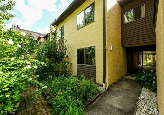 Condo for sale at 879 Hampton Ridge Dr, Akron, OH 44313 | MLS# 5239684