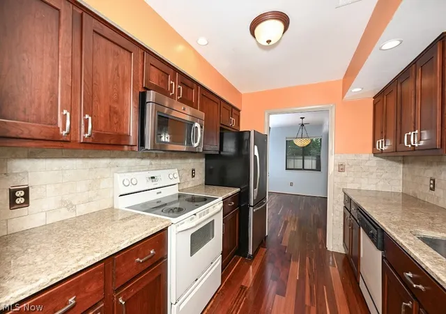 Photo 4 of Condo for sale at 879 Hampton Ridge Dr, Akron, OH 44313 | MLS# 5239684 | Listing updated on 2026-09-09