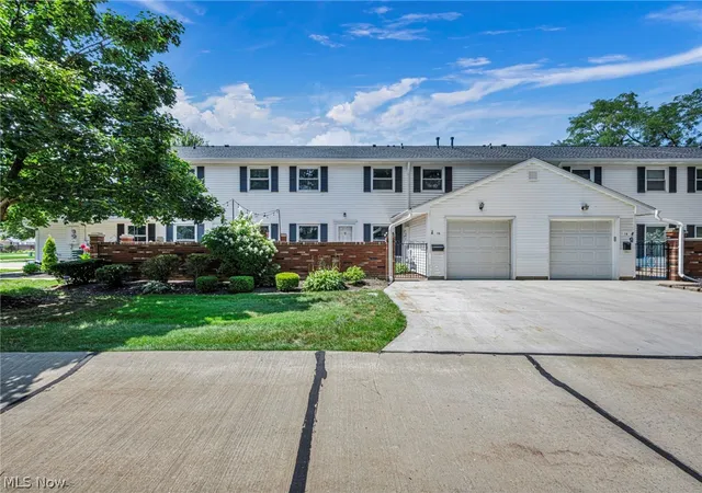 Photo 3 of Condo for sale at 16 Surrey Ct, Mentor, OH 44060 | MLS# 5238983 | Listing updated on 2026-10-07