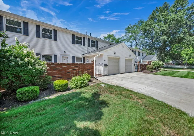 Listing Photo 4 - Condo for sale in building located at 16 Surrey Ct, Concord Township, OH 44060
