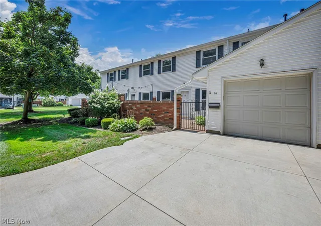 Listing Photo 5 - Condo for sale in building located at 16 Surrey Ct, Concord Township, OH 44060
