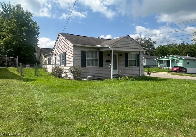 Photo 2 of Single family home for sale at 550 Upton Ave, Akron, OH 44310 | MLS# 5239673 | Listing updated on 2026-09-10