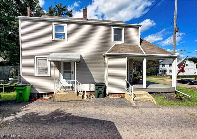 Photo 2 of Single family home for sale at 911 17th St Ne, Massillon, OH 44646 | MLS# 5239821 | Listing updated on 2026-10-02