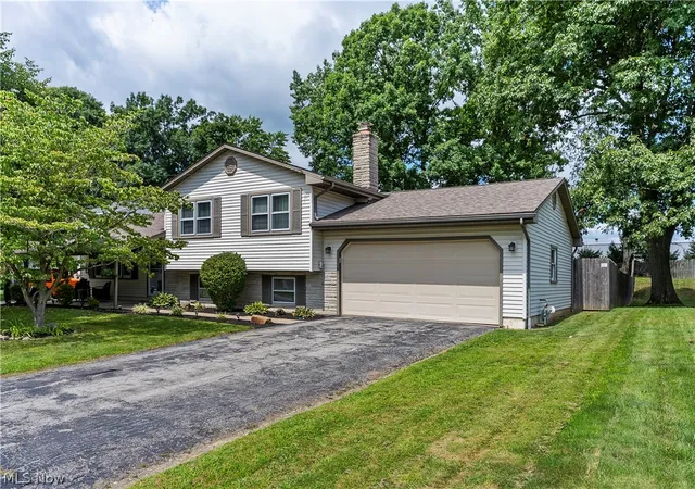 Photo 2 of Single family home for sale at 5892 Yorktown Ln, Austintown, OH 44515 | MLS# 5238811 | Listing updated on 2026-09-07