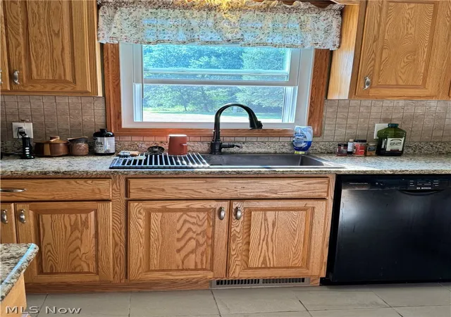 Photo 4 of Sale Pending at 1970 Kale Adams Rd Sw, Warren, OH 44481 | MLS# 5239981 | Listing updated on 2026-09-02