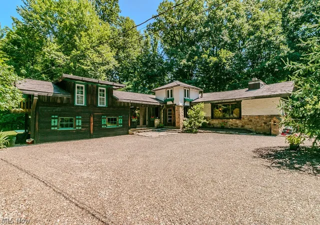 Photo 2 of Single family home for sale at 37075 Skyline Dr, Willoughby Hills, OH 44094 | MLS# 5235957 | Listing updated on 2026-09-05