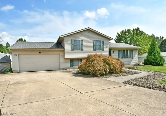 Single family home for sale at 6619 Palmyra Rd Sw, Warren, OH 44481 | MLS# 5239195