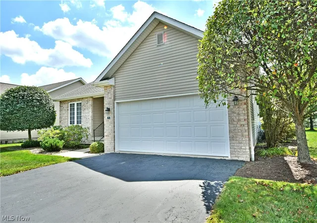 Photo 3 of Sale Pending at 7 Danbury Ct Nw, Warren, OH 44481 | MLS# 5239850 | Listing updated on 2026-09-28