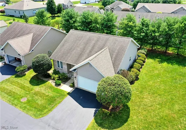 Photo 3 of Sale Pending at 7 Danbury Ct Nw, Warren, OH 44481 | MLS# 5239850 | Listing updated on 2026-09-28