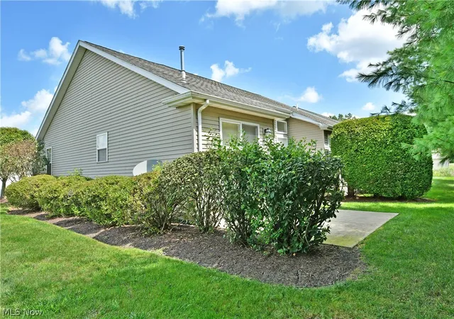 Photo 4 of Sale Pending at 7 Danbury Ct Nw, Warren, OH 44481 | MLS# 5239850 | Listing updated on 2026-09-28