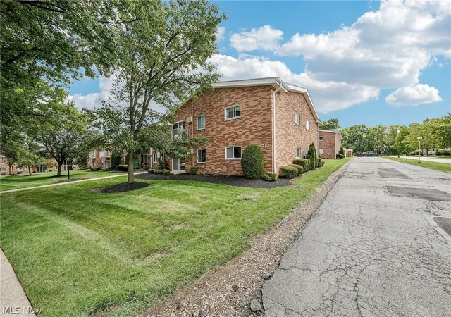 Photo 3 of Sale Pending at 491 Tollis Pkwy #173E, Broadview Heights, OH 44147 | MLS# 5240136 | Listing updated on 2026-09-10