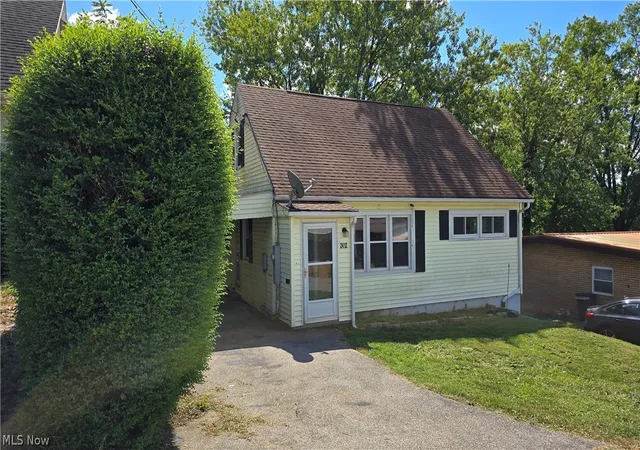 Photo 3 of Single family home for sale at 2412 Highland Ave, Parkersburg, WV 26101 | MLS# 5240216 | Listing updated on 2026-09-04