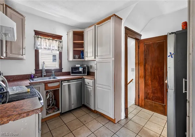 Photo 3 of Single family home for sale at 568 Oak Knoll Ave Se, Warren, OH 44483 | MLS# 5231180 | Listing updated on 2026-09-18