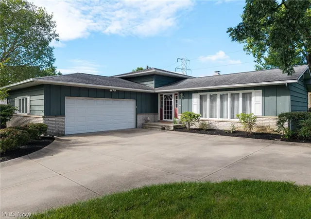 Photo 3 of Sale Pending at 5058 Millwood Dr, Broadview Heights, OH 44147 | MLS# 5238257 | Listing updated on 2026-10-01