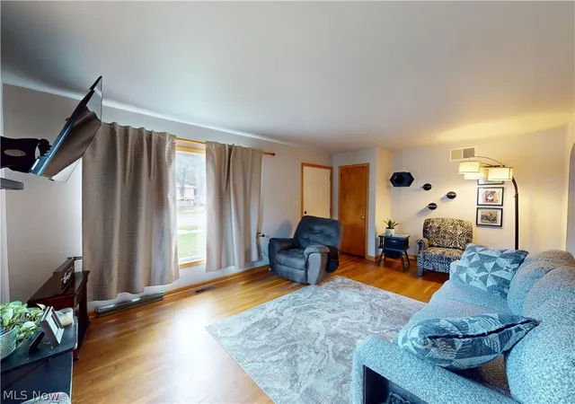Photo 4 of Sale Pending at 1137 E Archwood Ave, Akron, OH 44306 | MLS# 5240271 | Listing updated on 2026-09-02