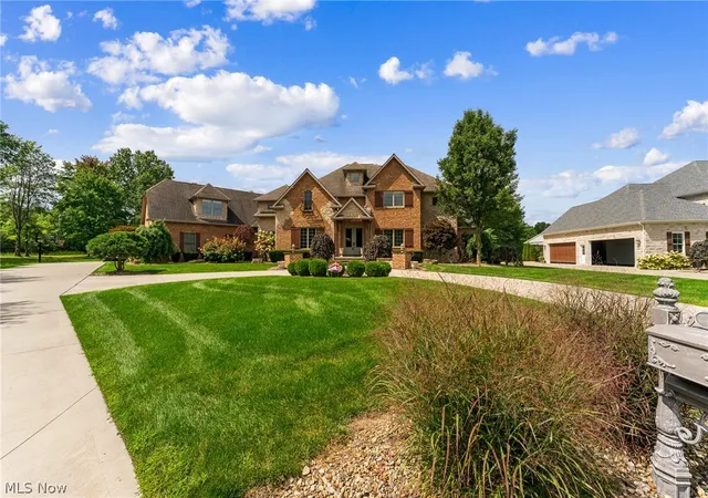 Photo 2 of Single family home for sale at 1555 Fox Den Ct, Canfield, OH 44406 | MLS# 5240118 | Listing updated on 2026-09-11