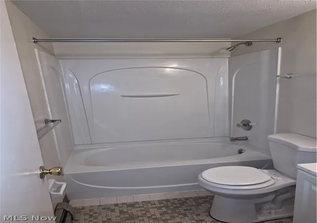 Listing Photo 2 - Condo for sale in building located at 38405 N Ln, Willoughby, OH 44094 - Unit #E 207