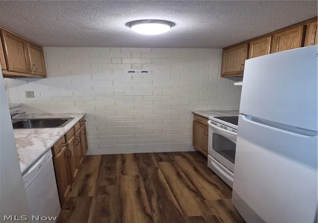 Listing Photo 3 - Condo for sale in building located at 38405 N Ln, Willoughby, OH 44094 - Unit #E 207