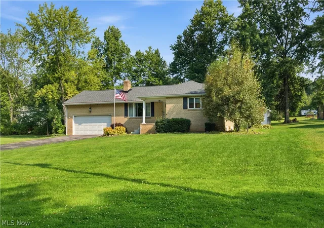 Single family home for sale at 6987 White Oak Dr, Hubbard, OH 44425 | MLS# 5240361