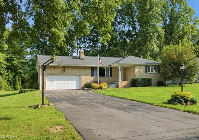 Photo 1 of Single family home for sale at 6987 White Oak Dr, Hubbard, OH 44425 | MLS# 5240361 | Listing updated on 2026-10-06