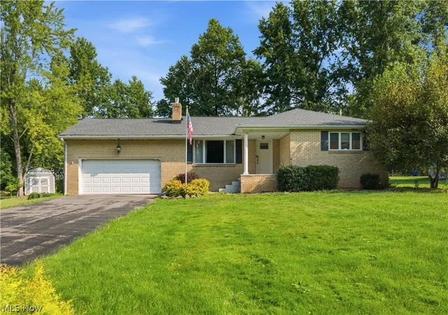 Photo 2 of Single family home for sale at 6987 White Oak Dr, Hubbard, OH 44425 | MLS# 5240361 | Listing updated on 2026-10-06
