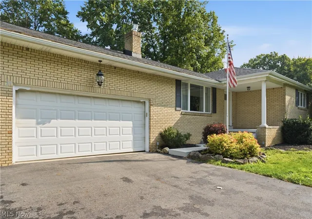 Photo 3 of Single family home for sale at 6987 White Oak Dr, Hubbard, OH 44425 | MLS# 5240361 | Listing updated on 2026-10-06