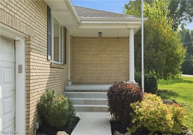 Photo 4 of Single family home for sale at 6987 White Oak Dr, Hubbard, OH 44425 | MLS# 5240361 | Listing updated on 2026-10-06