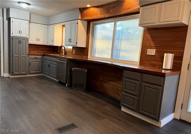 Photo 2 of Single family home for sale at 1647 Fairfax Rd, Akron, OH 44313 | MLS# 5237874 | Listing updated on 2026-09-09