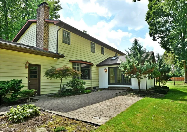 Photo 4 of Sale Pending at 211 Fox Run, Cortland, OH 44410 | MLS# 5240234 | Listing updated on 2026-09-29