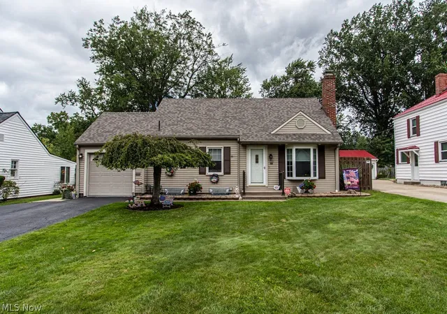 Photo 1 of Sale Pending at 1531 Westview Dr Ne, Warren, OH 44483 | MLS# 5239432 | Listing updated on 2026-09-09