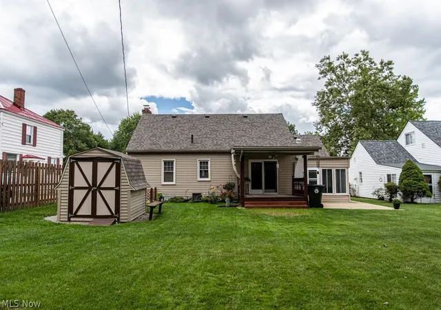 Photo 2 of Sale Pending at 1531 Westview Dr Ne, Warren, OH 44483 | MLS# 5239432 | Listing updated on 2026-09-09