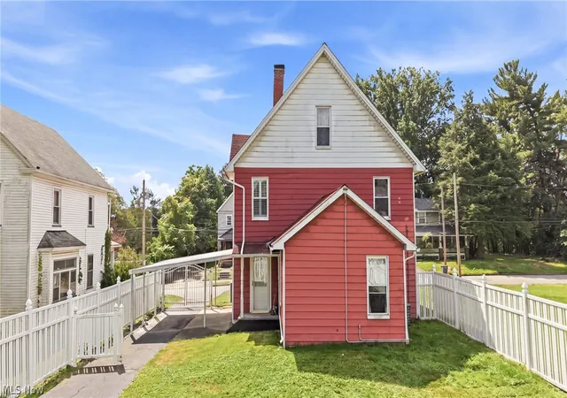 Listing Photo 5 - Condo for sale in building located at 826 Parkwood Ave, Youngstown, OH 44502 - Unit #1 & 2