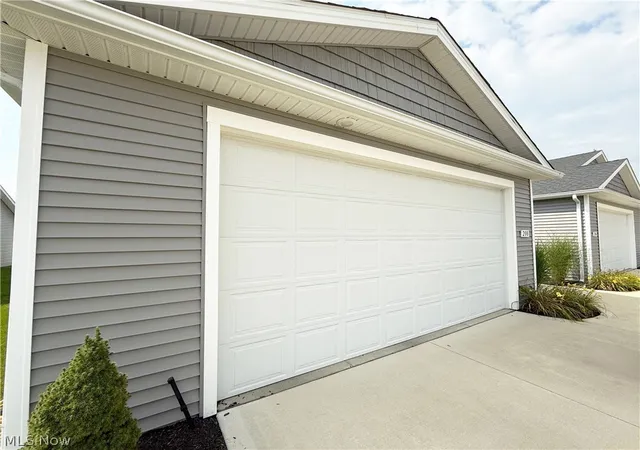 Photo 2 of Single family home for sale at 208 Silver Spring Cir, Elyria, OH 44035 | MLS# 5240466 | Listing updated on 2026-09-11