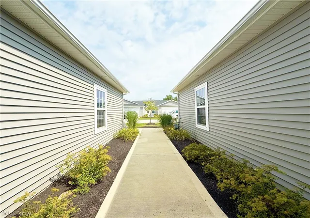 Photo 2 of Single family home for sale at 208 Silver Spring Cir, Elyria, OH 44035 | MLS# 5240466 | Listing updated on 2026-09-11