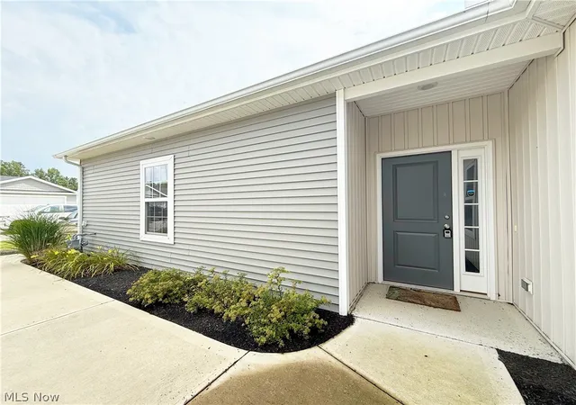 Photo 3 of Single family home for sale at 208 Silver Spring Cir, Elyria, OH 44035 | MLS# 5240466 | Listing updated on 2026-09-11