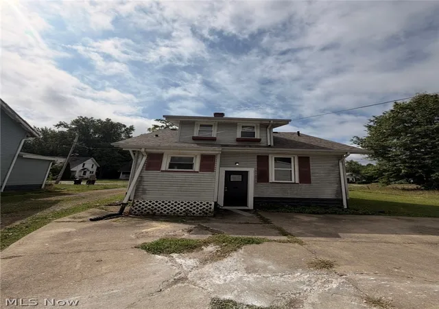 Photo 3 of Single family home for sale at 908 Palmyra Rd Sw, Warren, OH 44485 | MLS# 5236961 | Listing updated on 2026-09-11