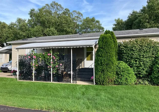 Photo 2 of Single family home for sale at 9 Corktree Dr, Olmsted Twp, OH 44138 | MLS# 5240117 | Listing updated on 2026-09-30