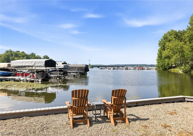 Listing Photo 2 - Condo for sale in building located at 568 Lakeview Blvd, Lake Milton, OH 44429 - Unit #568