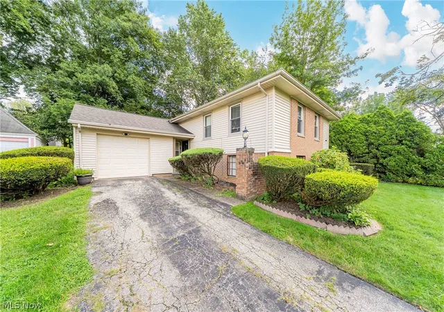 Photo 2 of Single family home for sale at 753 Crestview Ave, Akron, OH 44320 | MLS# 5240212 | Listing updated on 2026-09-03