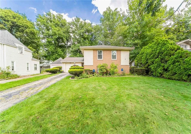 Photo 3 of Single family home for sale at 753 Crestview Ave, Akron, OH 44320 | MLS# 5240212 | Listing updated on 2026-09-03