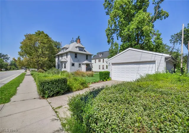 Photo 3 of Single family home for sale at 1537 Grace Ave, Lakewood, OH 44107 | MLS# 5239992 | Listing updated on 2026-09-08