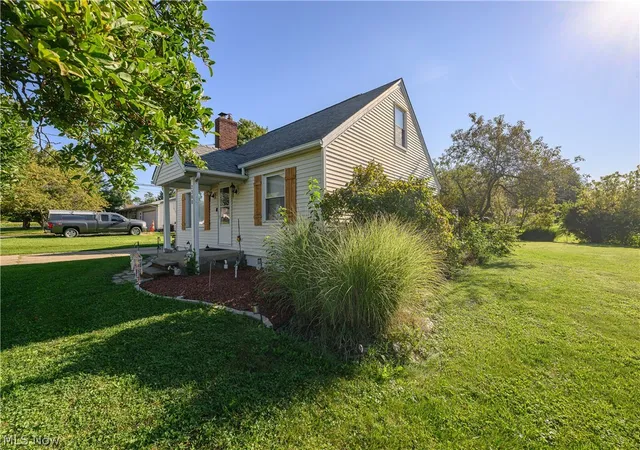 Photo 3 of Sale Pending at 2380 Perry Dr Sw, Canton, OH 44706 | MLS# 5240745 | Listing updated on 2026-09-12